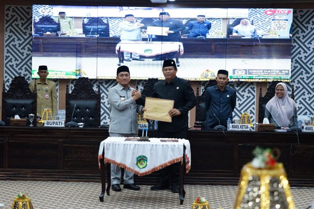 Suasana Rapat Paripurna DPRD Luwu Timur saat penyerahan Ranperda APBD 2027 di Malili