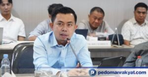 Petani memanfaatkan pompa air untuk mengairi lahan sawah yang terdampak kekeringan di Sulawesi Selatan