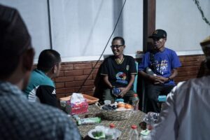 Bupati Luwu Timur berdialog bersama warga Kecamatan Wotu di salah satu rumah warga Desa Arolipu