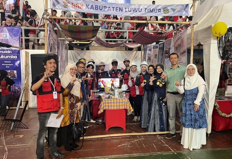 Mahasiswa KKN Unhas asal Luwu Timur memamerkan produk inovasi desa pada Expo KKN di Makassar