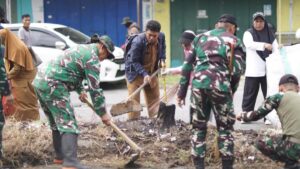 Personel TNI, Polri, dan ASN membersihkan Pasar Sentral Masamba jelang HUT ke-81 TNI