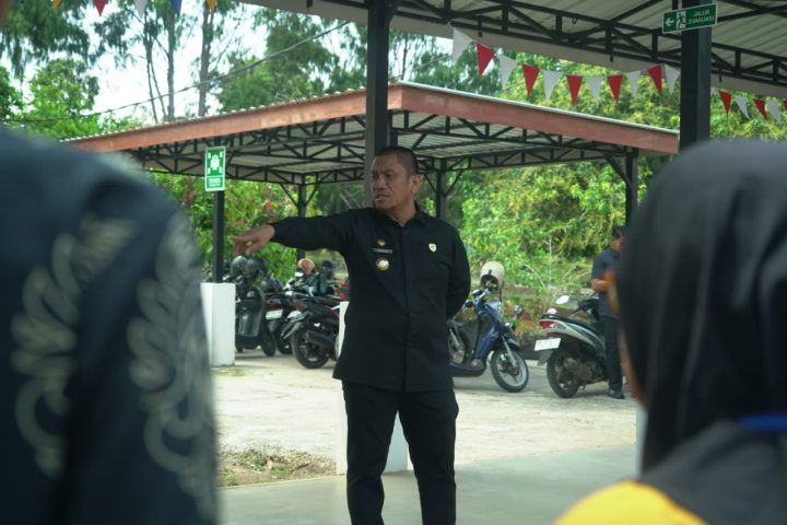 Bupati Luwu Timur Irwan Bachri Syam saat inspeksi mendadak di dua organisasi perangkat daerah
