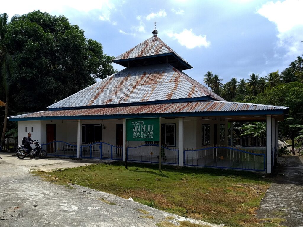 Ilustrasi suasana masjid di kawasan Sulawesi, gambaran kegiatan sosial anggota Fraksi PAN Luwu Timur bersama warga