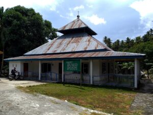 Ilustrasi suasana masjid di kawasan Sulawesi, gambaran kegiatan sosial anggota Fraksi PAN Luwu Timur bersama warga