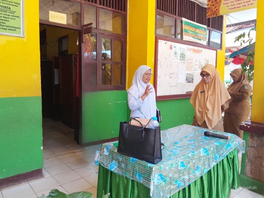 Wakil Ketua II DPRD Luwu Timur dari PAN Luwu Timur bersama guru UPT SMP Negeri 2 Malili