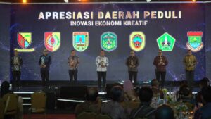Bupati Luwu Timur menerima penghargaan Daerah Peduli Inovasi Kreatif di Jakarta