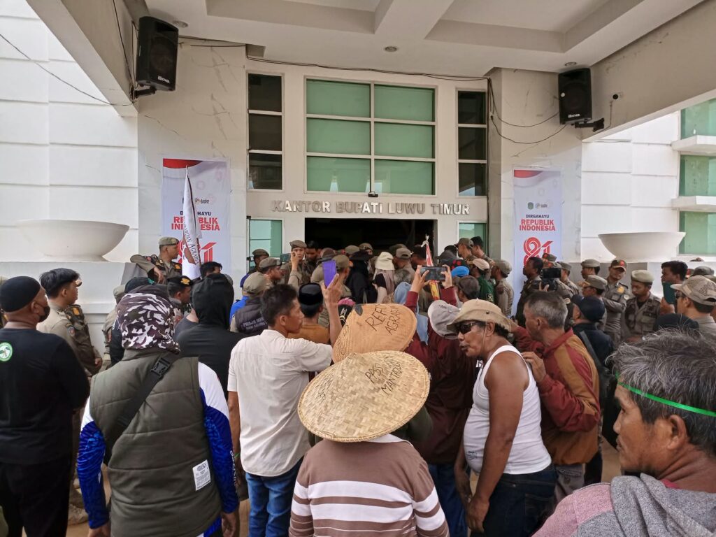 Massa aliansi tani berunjuk rasa di Kantor Bupati Luwu Timur soal tambang lutim dan konflik agraria