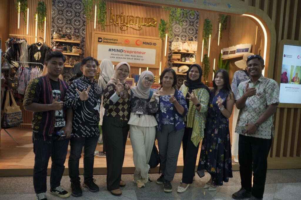 Produk UMKM binaan tambang Lutim dipamerkan di booth Grup MIND ID pada Kriyanusa 2026 Jakarta