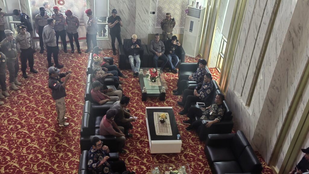 Aksi Aliansi Tani Luwu Timur menyampaikan aspirasi soal tambang Luwu Timur di kantor bupati