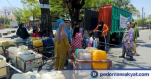 Mobil tangki BPBD Kota Makassar menyalurkan air bersih ke warga terdampak kekeringan