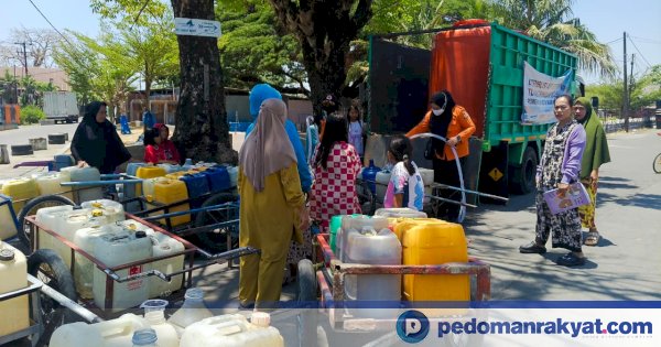 Mobil tangki BPBD Kota Makassar menyalurkan air bersih ke warga terdampak kekeringan
