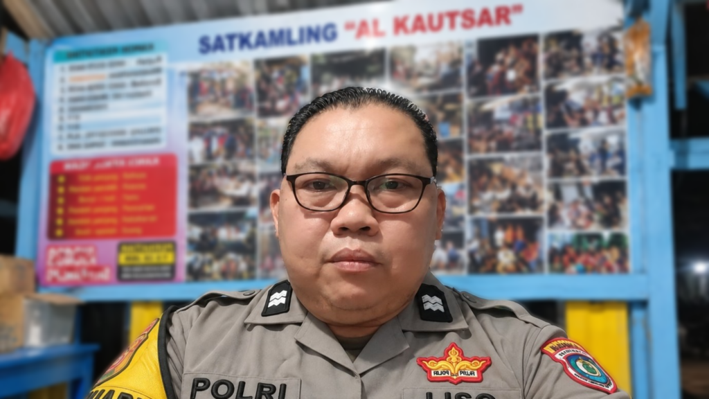 Petugas Bhabinkamtibmas mengecek aduan warga di Kelurahan Salekoe dalam viral luwu timur