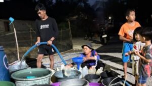 Mobil tangki Perumdam Waemami mendistribusikan air bersih gratis ke warga Luwu Timur