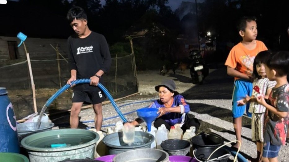 Mobil tangki Perumdam Waemami mendistribusikan air bersih gratis ke warga Luwu Timur