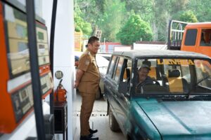 Bupati Luwu Timur berdialog dengan pengendara saat pemantauan ganjil-genap BBM di SPBU Malili