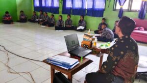 Ruang kelas baru tanpa meja dan kursi di SMPN 1 Tomoni Timur, Luwu Timur, tempat siswa sempat belajar melantai