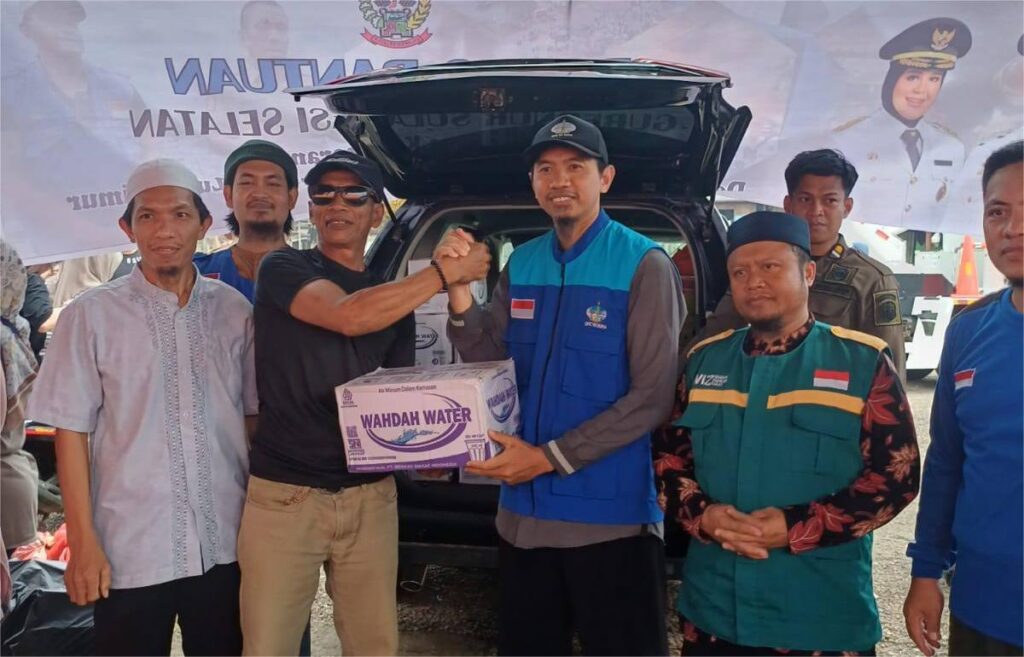 Tim WIZ Luwu Timur dan Wahdah Peduli Nuha menyerahkan bantuan bagi warga korban kebakaran di Sorowako