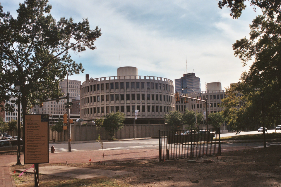 Gedung markas Kepolisian Philadelphia, lembaga yang menerima tip pembunuhan palsu dari agen kecerdasan buatan Anthropic