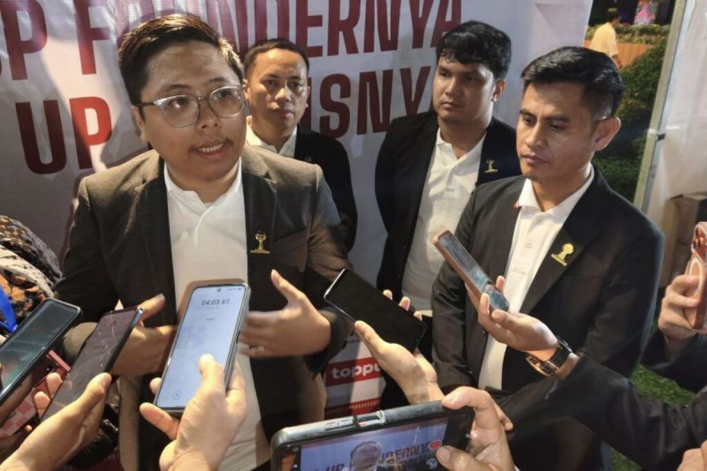 Andi Amar bersama pengurus HIPMI Sulawesi Selatan dalam agenda pendiri usaha muda