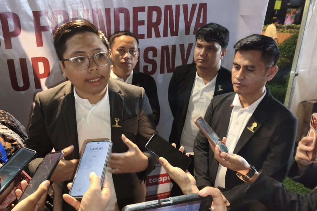 Pengusaha muda HIPMI Sulawesi Selatan berbicara kepada wartawan di Makassar; bagian dari agenda penguatan pelaku usaha daerah termasuk Luwu Timur