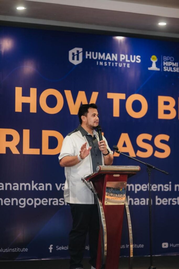 Ketua Umum BPD HIPMI Sulawesi Selatan Andi Amar Ma'ruf Sulaiman menyampaikan materi kaderisasi kepemimpinan pengusaha muda di Makassar