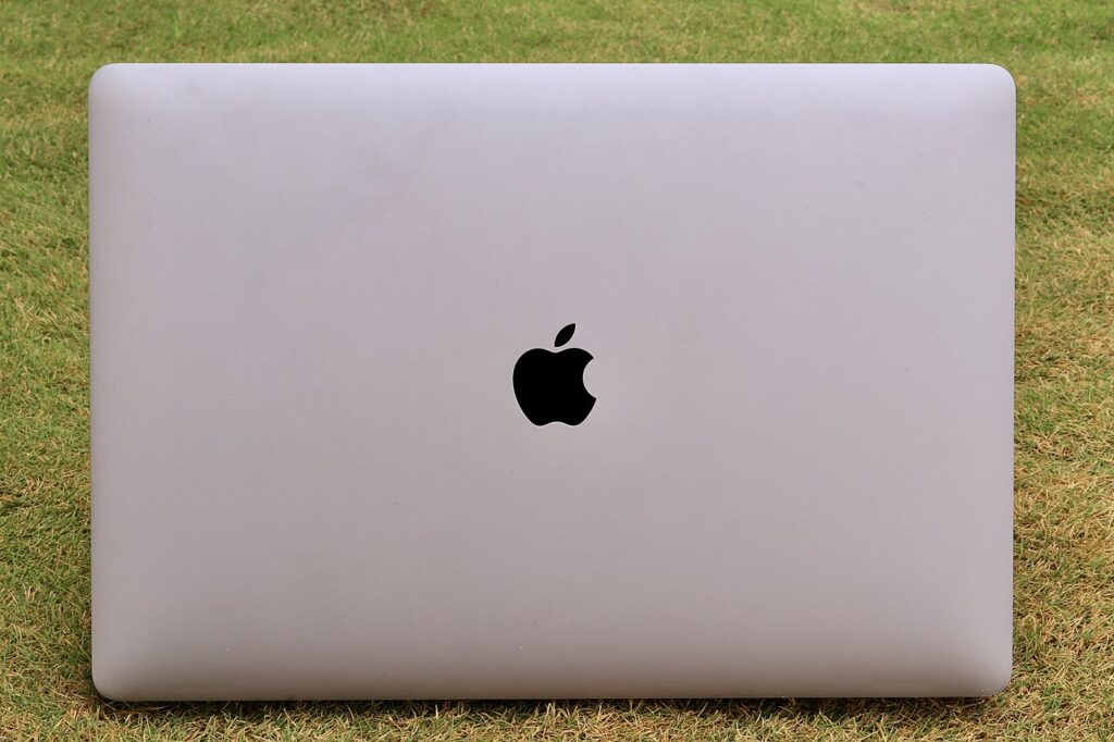 Laptop Apple MacBook Pro terbuka di atas meja