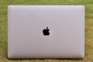 Laptop Apple MacBook Pro terbuka di atas meja