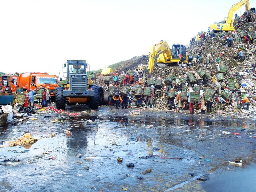 Tumpukan sampah di Tempat Pengolahan Sampah Terpadu Bantar Gebang, Bekasi, ilustrasi pengelolaan sampah kota