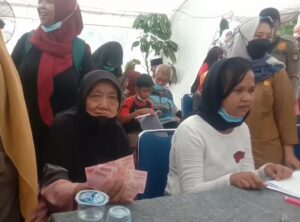 Warga penerima bantuan sosial tunai menunggu penyaluran bantuan di Tangerang