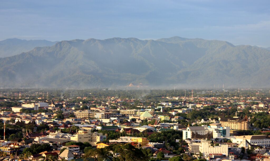 Panorama Kota Padang, Sumatera Barat, dengan deretan perbukitan di latar belakang