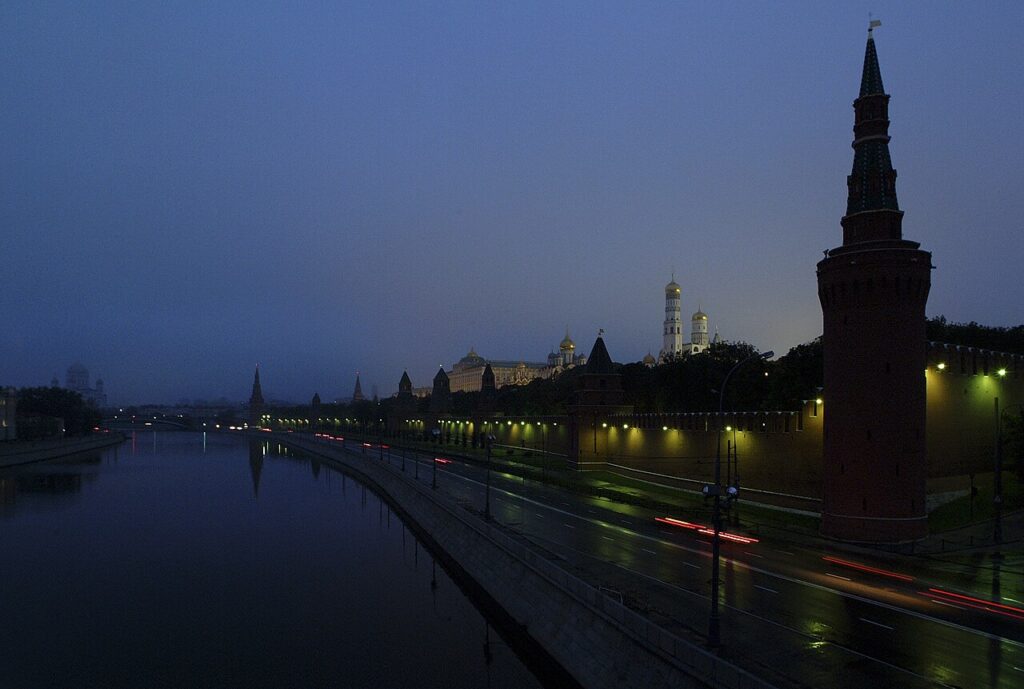 Kompleks Kremlin di Moskow, Rusia, pada malam hari