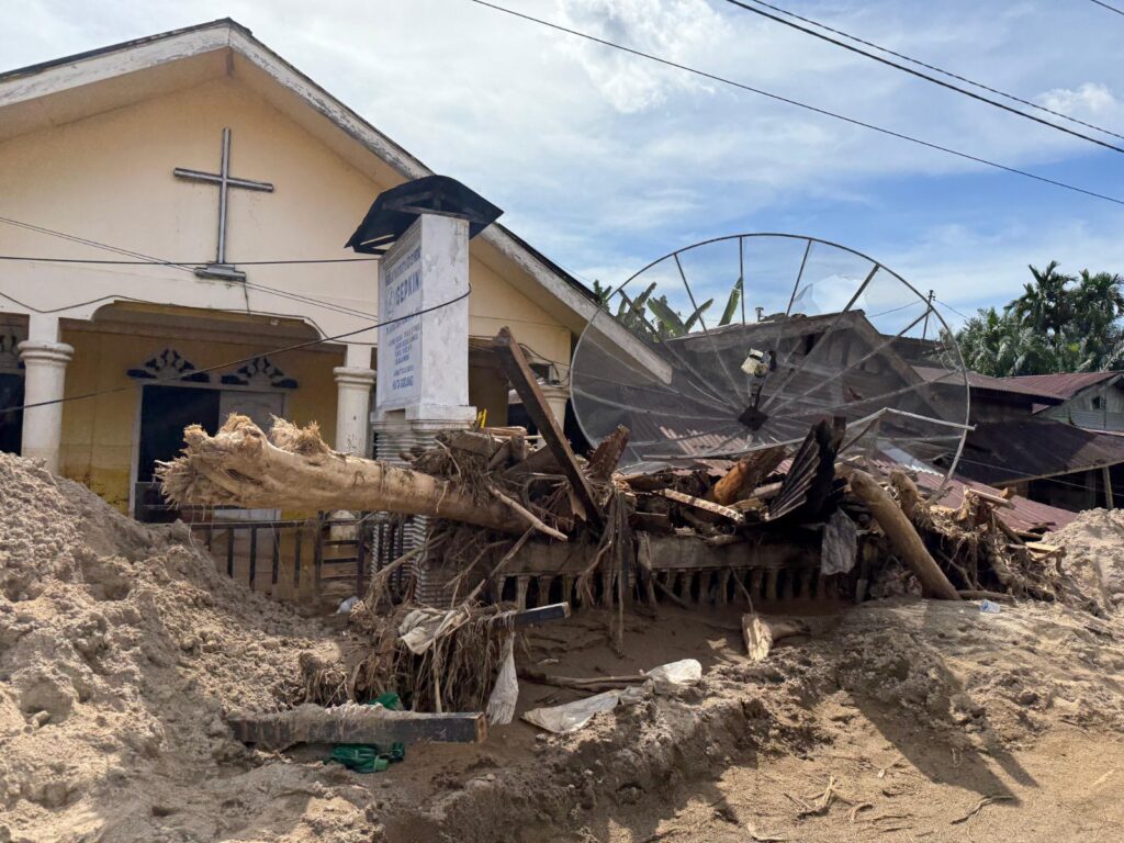 Bangunan gereja terdampak banjir Sumatera di Huta Godang, Tapanuli Selatan
