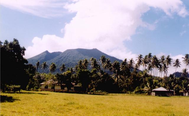 Gunung Ibu di Halmahera Barat, Maluku Utara, dengan lontaran abu vulkanik dari kawah puncak