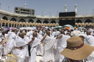 Jemaah melakukan tawaf mengelilingi Kaaba di Masjidil Haram, Makkah