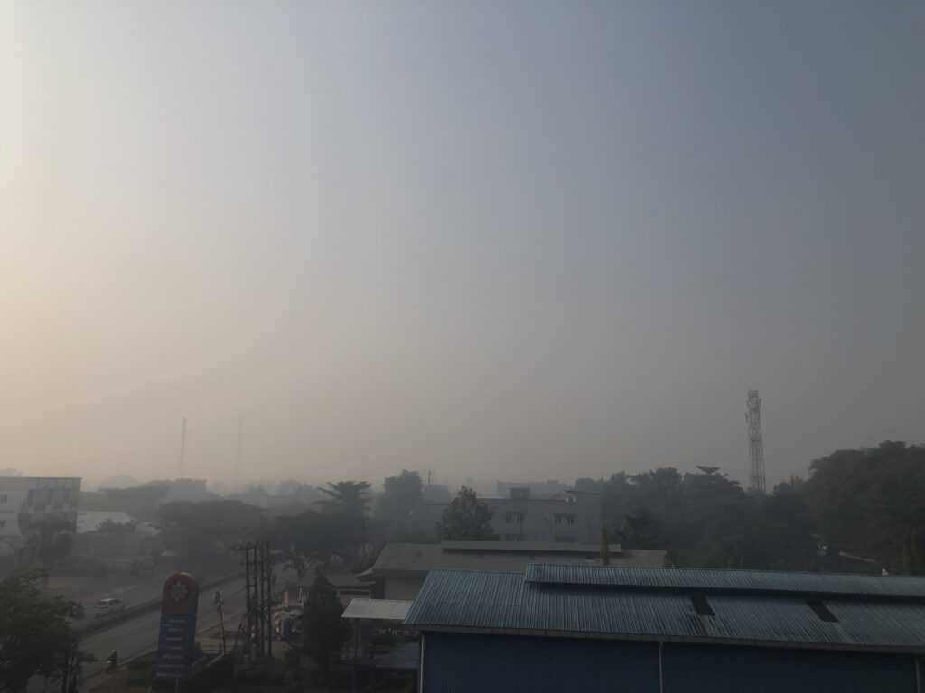 Kabut asap pekat menyelimuti kawasan permukiman akibat kebakaran hutan dan lahan