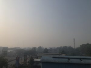 Kabut asap pekat menyelimuti kawasan permukiman akibat kebakaran hutan dan lahan