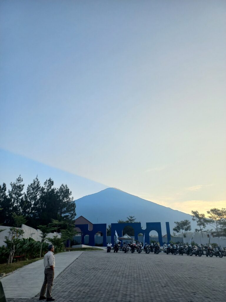 Gunung Ciremai di Jawa Barat terlihat pada sore hari