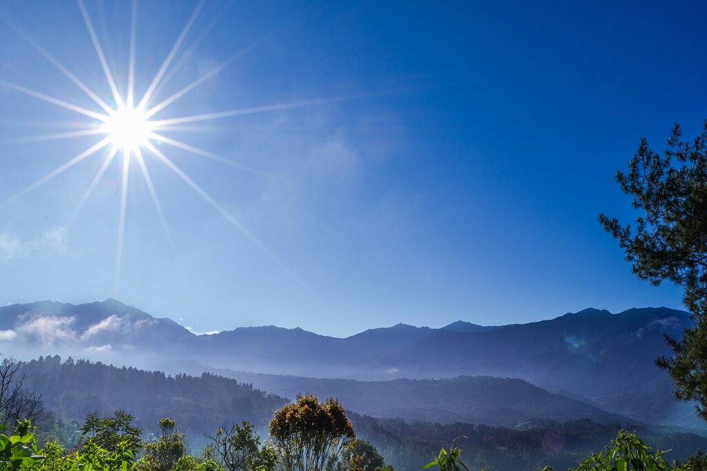 Lanskap kawasan Gunung Latimojong di Sulawesi Selatan pada pagi berkabut