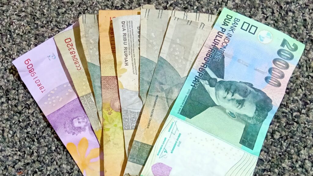 Lembaran uang kertas rupiah Indonesia sebagai ilustrasi pergerakan nilai tukar.