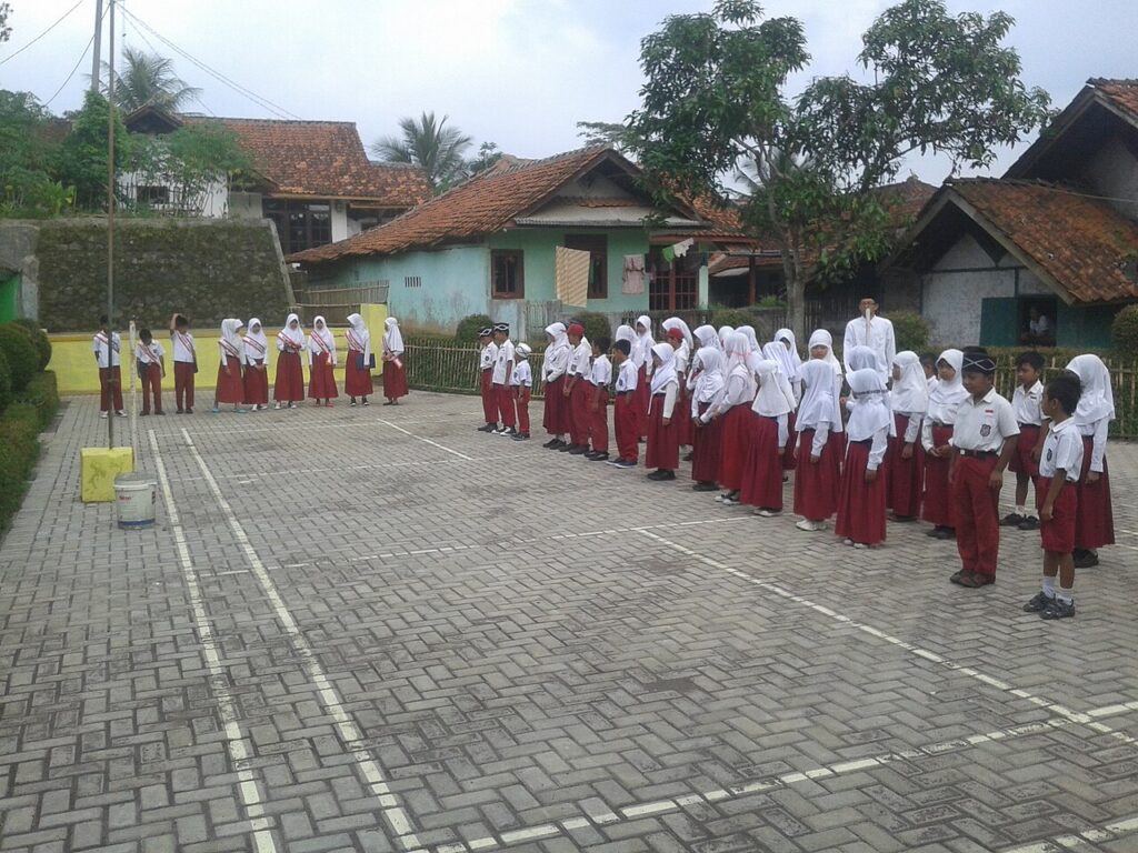 Siswa sekolah dasar mengikuti kegiatan di halaman sekolah