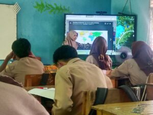 Suasana ruang kelas sekolah menengah pertama di Indonesia