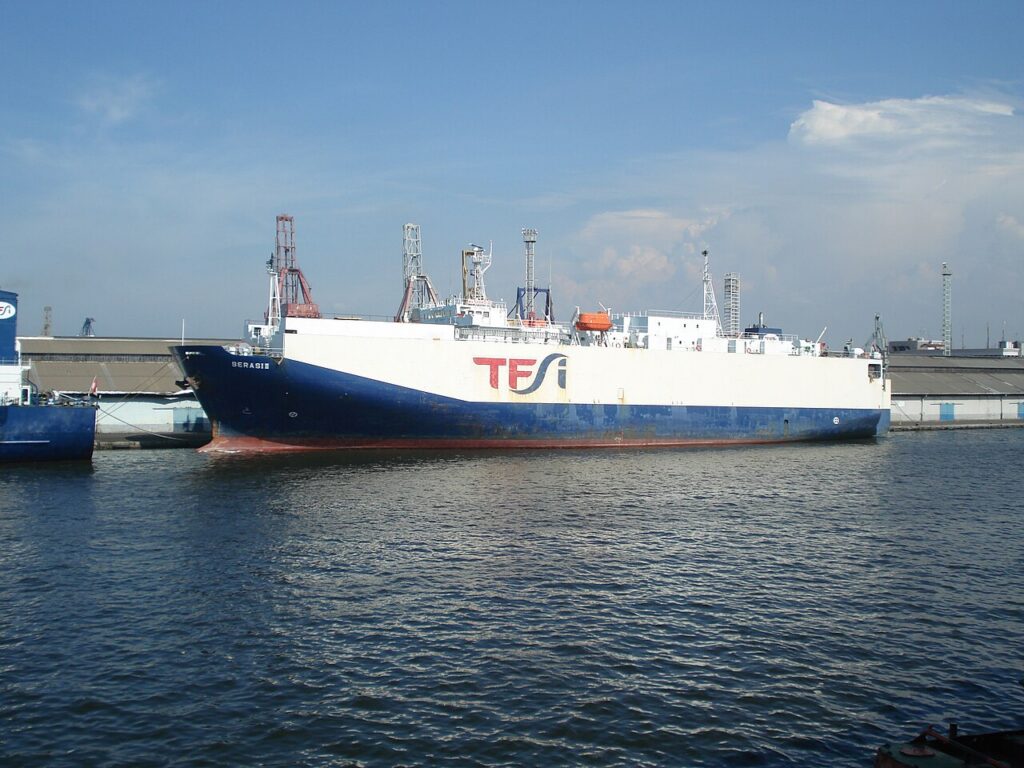 Kapal barang bersandar di Pelabuhan Tanjung Priok, Jakarta
