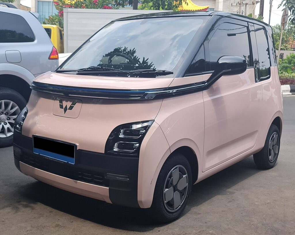 Mobil listrik Wuling Air EV terparkir di kawasan Surabaya