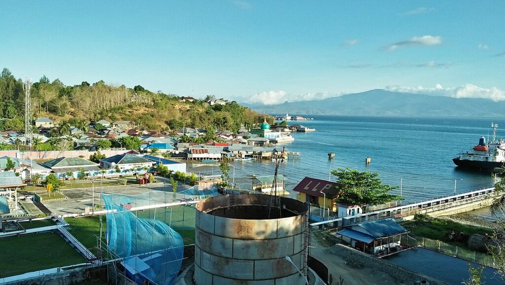 Pesisir Pulau Buru di Maluku dengan perbukitan hijau