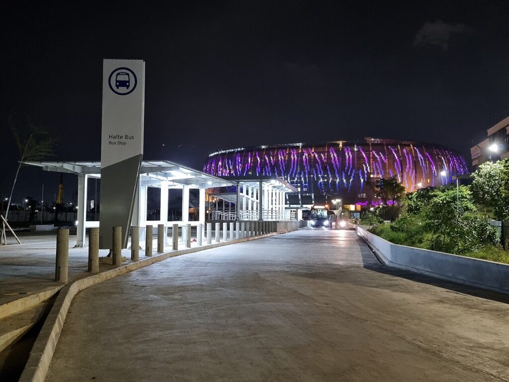 Halte TransJakarta Jakarta International Stadium pada malam hari