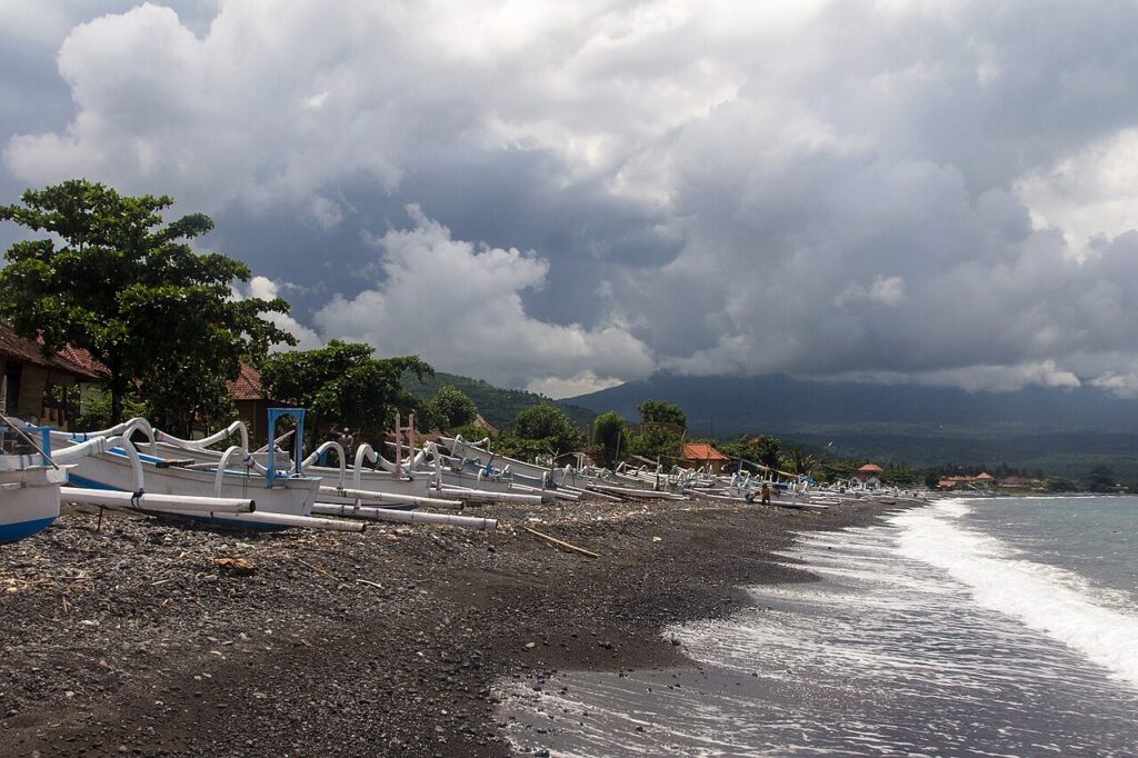 Pantai berpasir hitam dengan perahu nelayan di kawasan Amed, Karangasem, Bali