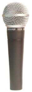 Mikrofon Shure SM58 sebagai ilustrasi teknologi suara dan voice AI