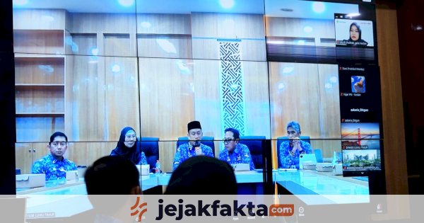 Bupati Luwu Timur memimpin rapat persiapan audiensi dengan Kementerian Kesehatan soal usulan fasilitas kesehatan