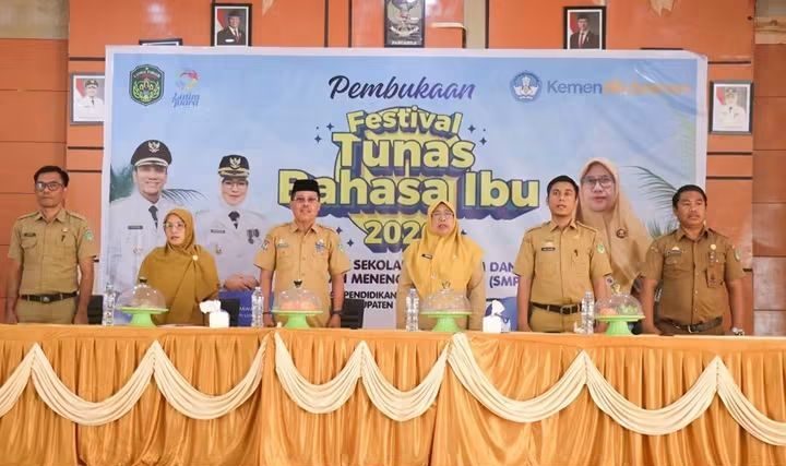 Pelajar Luwu Timur mengikuti Festival Tunas Bahasa Ibu 2026 di aula Disdikbud Luwu Timur