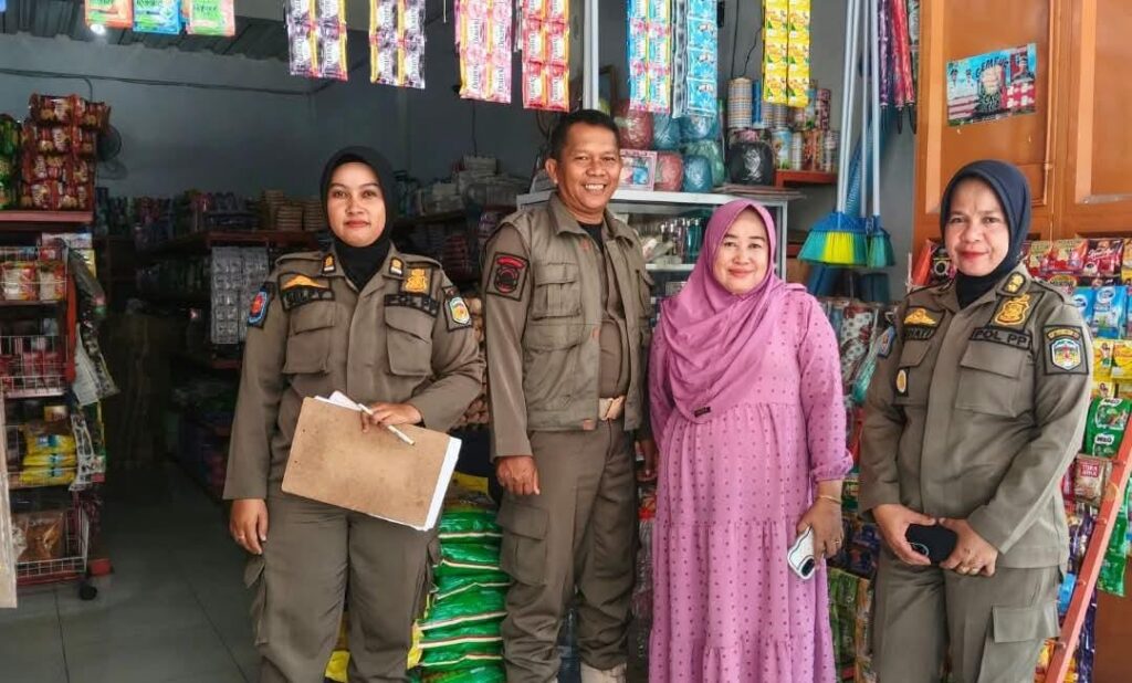 Petugas Satpol PP Luwu Timur mendata rokok tanpa pita cukai di kios pedagang